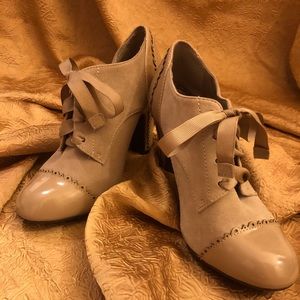 Gianni Bini beige leather wingtip bootie size 6.5